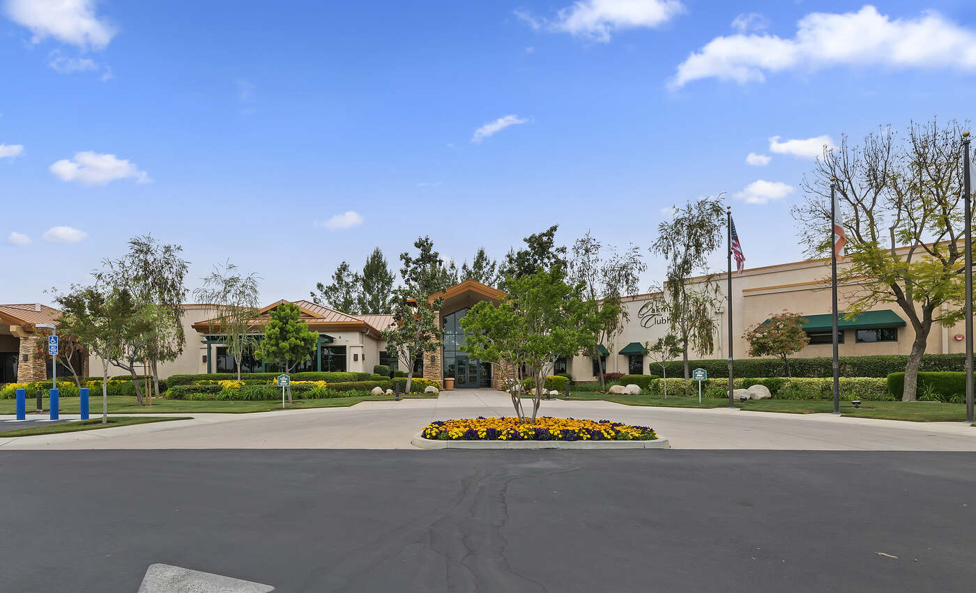 Entrance and drive at the Oakmont Clubhouse, Solera at Oak Valley Greens