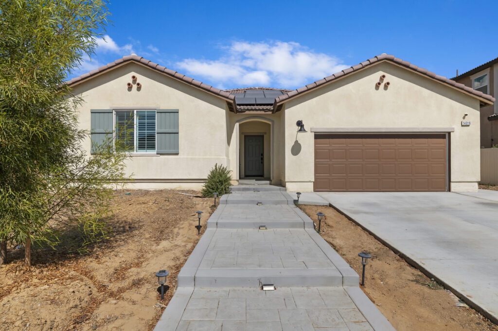 Front walkway and entry at 14016 Liguria, Beaumont