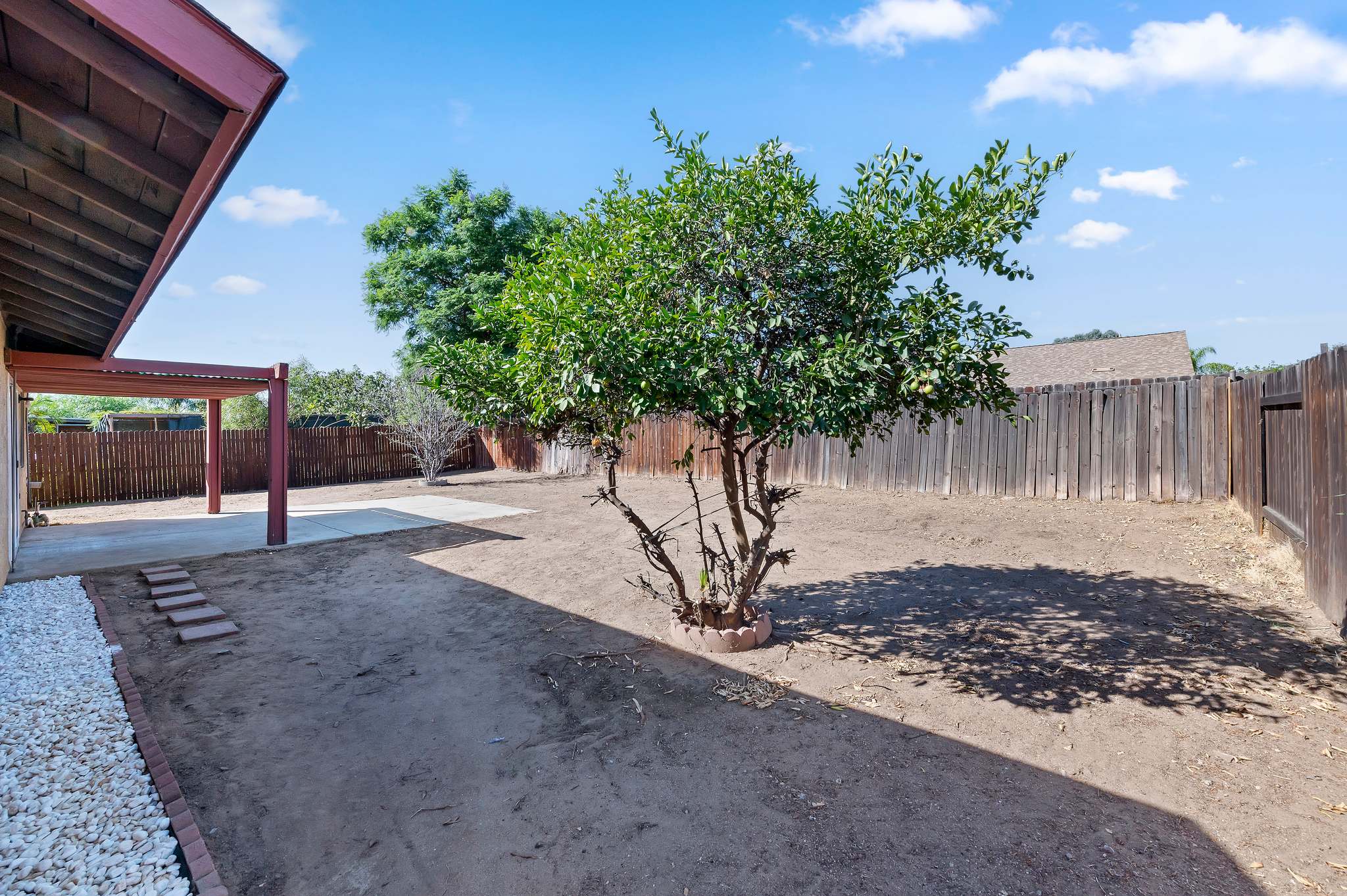 Large backyard with a mature tree and covered patio | 14927 Wintergreen St, Moreno Valley