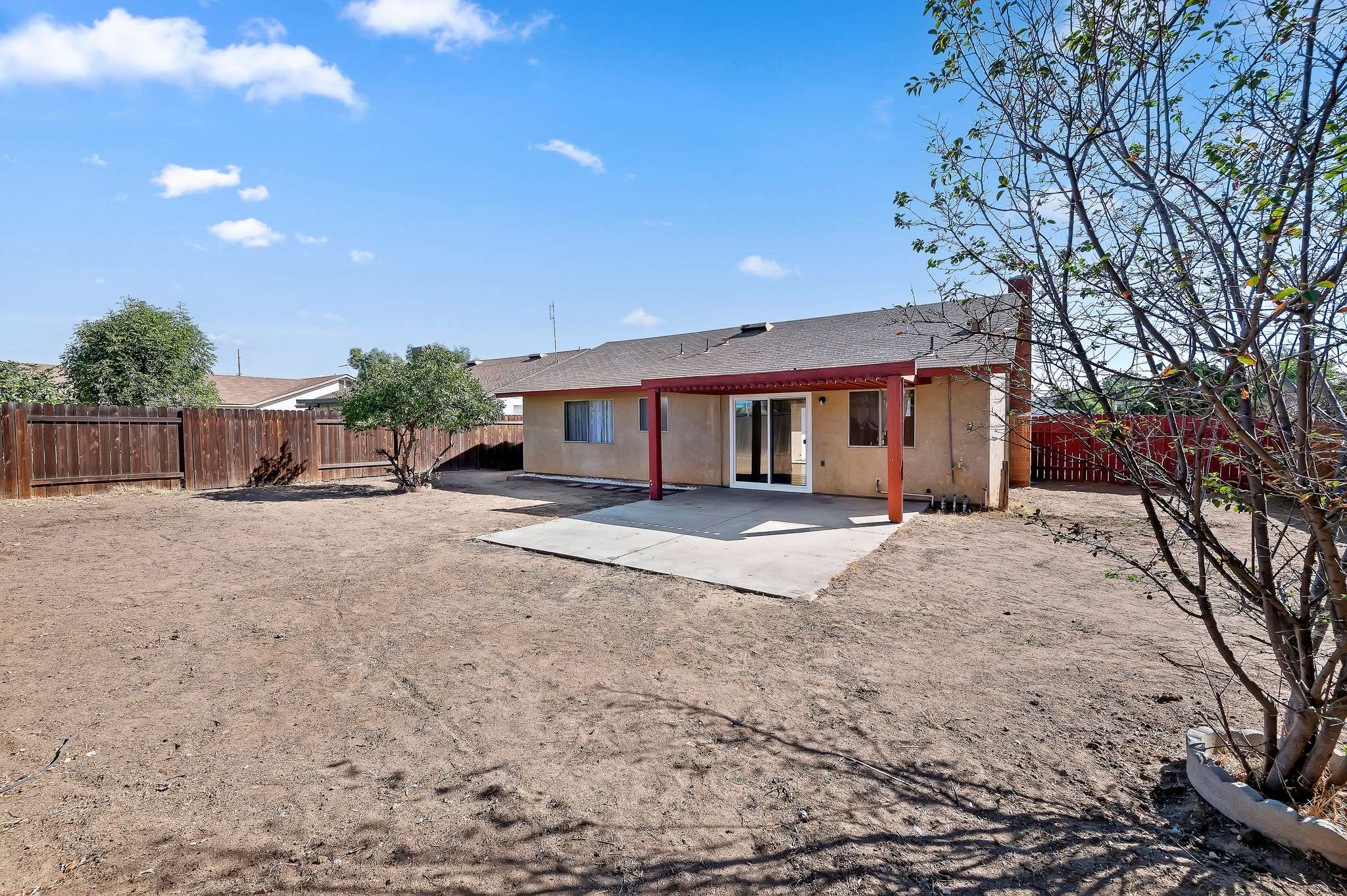 Large side yard and back of the house | 14927 Wintergreen St, Moreno Valley