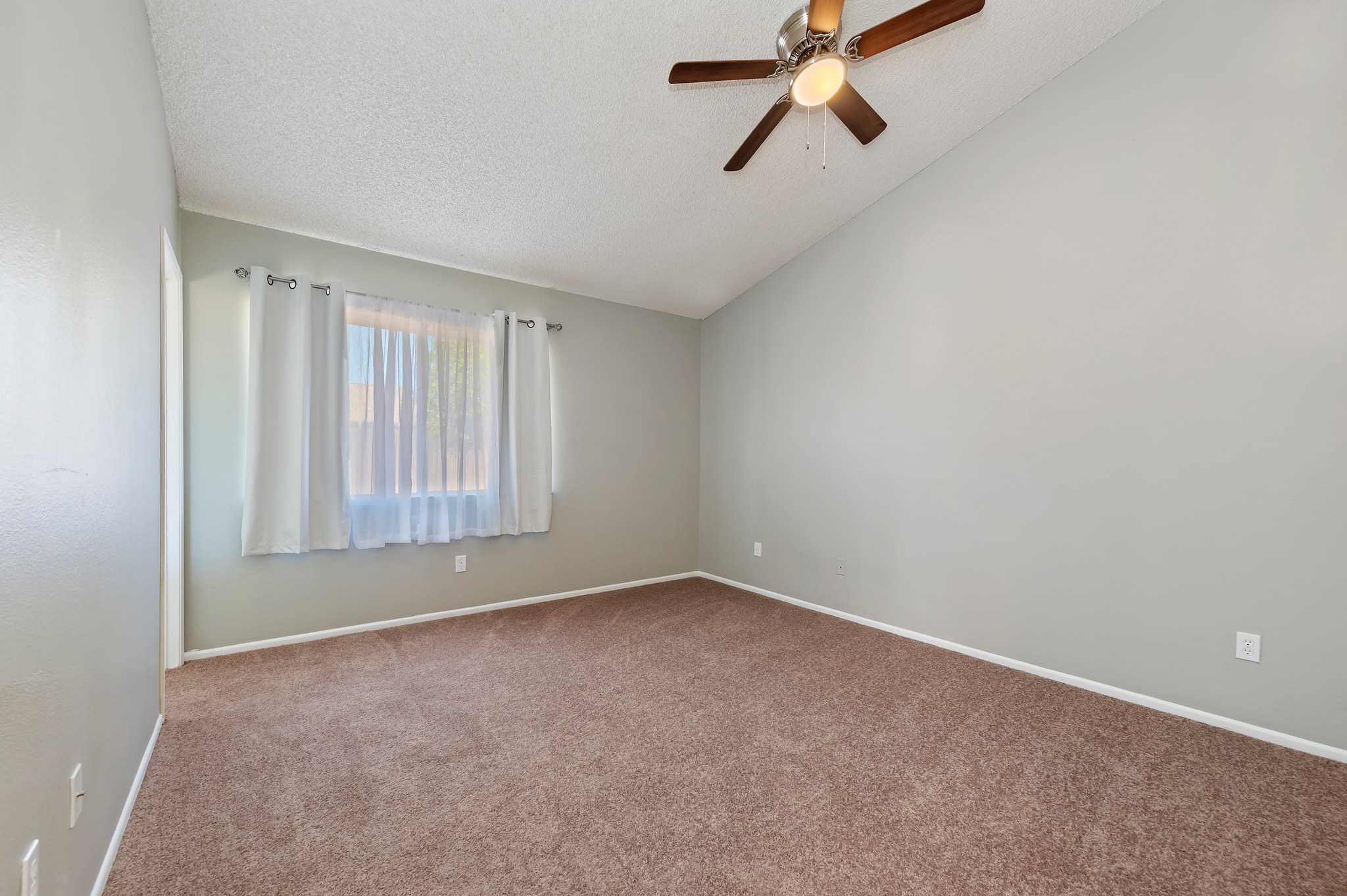 Bedroom with ceiling fan and carpet | 14927 Wintergreen St, Moreno Valley