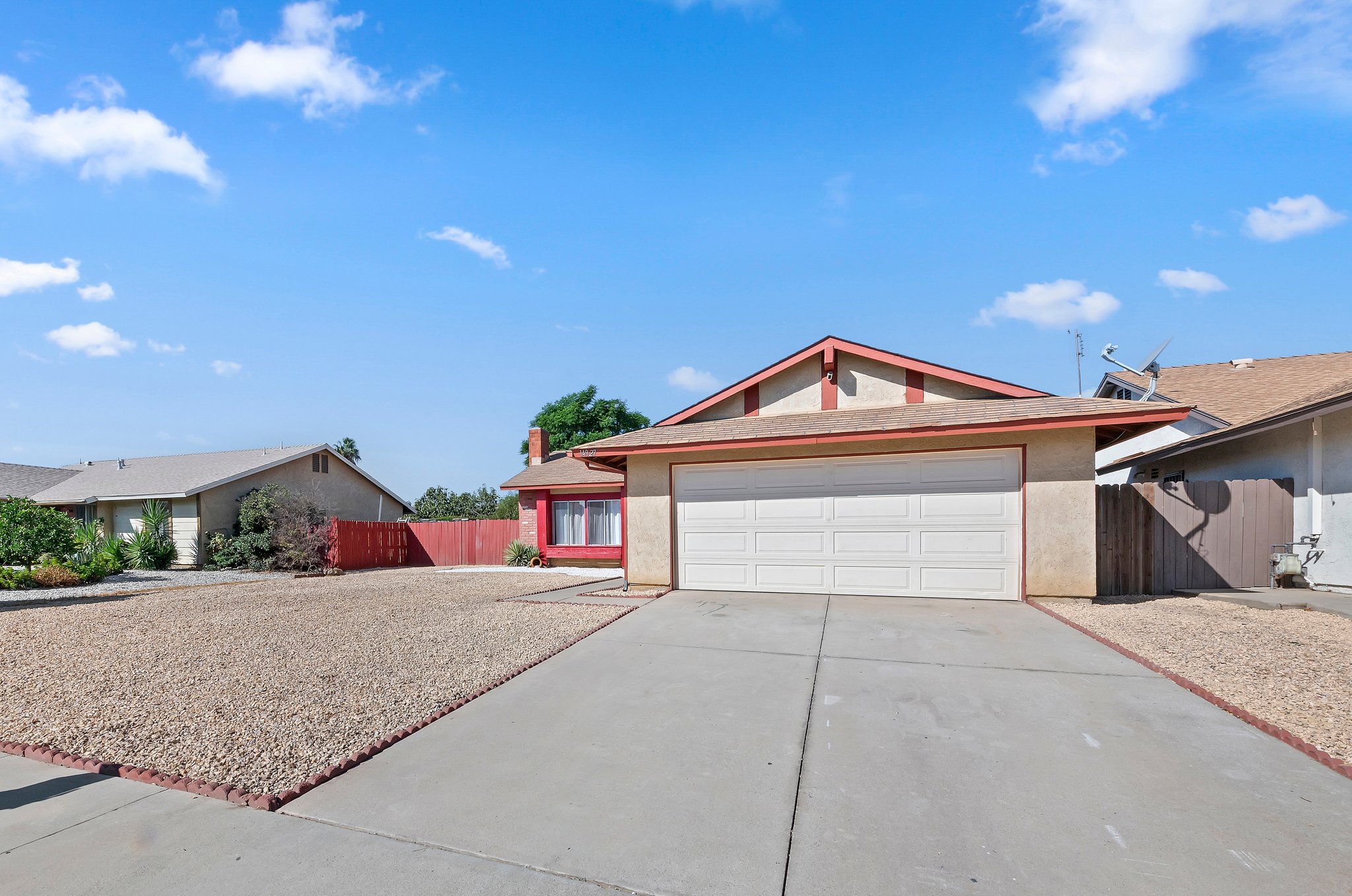 Driveway and 2-car garage door | 14927 Wintergreen St, Moreno Valley