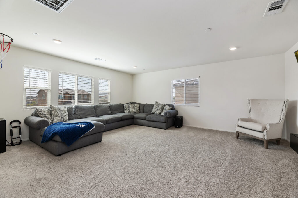 2153 El Nido Ave, Perris — spacious upstairs loft with carpet and windows on two sides