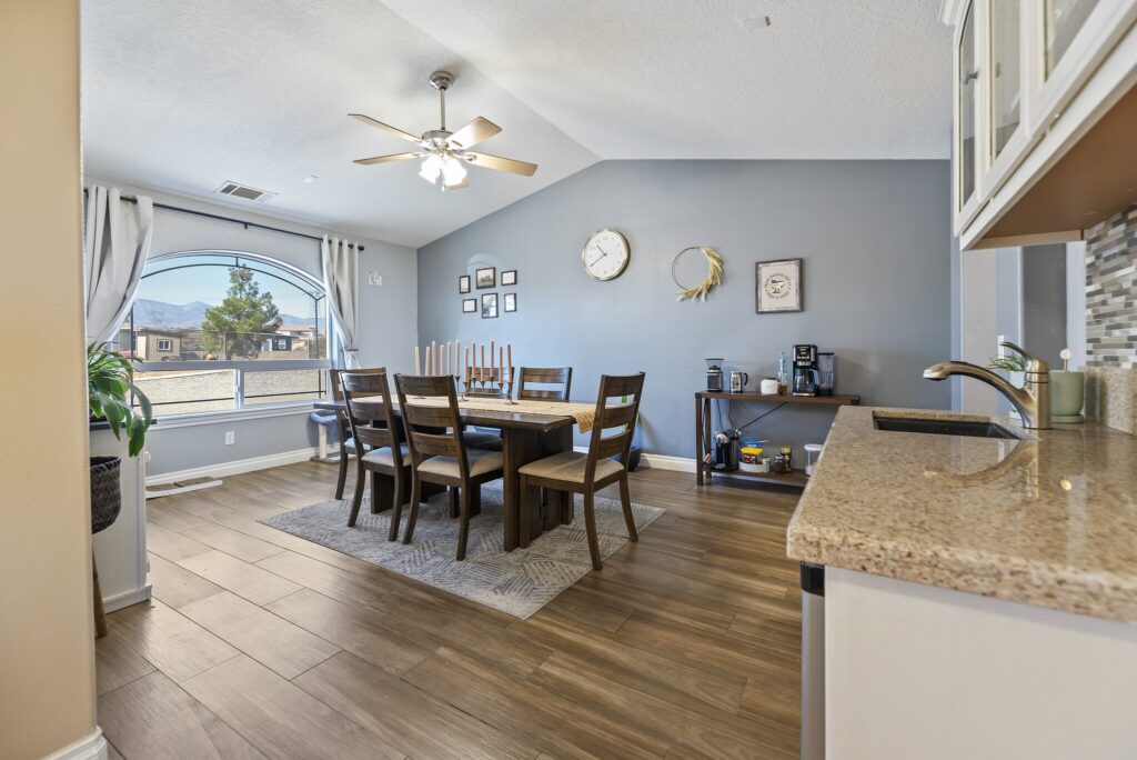 7122 Braceo St, Oak Hills — dining room with arched window and wood-look flooring
