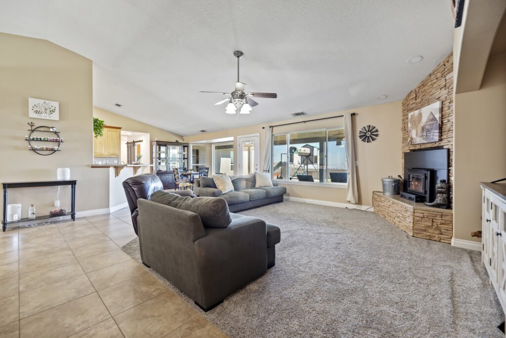 7122 Braceo St, Oak Hills — open living room with vaulted ceiling and ceiling fan