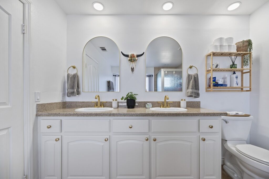 7122 Braceo St, Oak Hills — primary bathroom with dual sinks